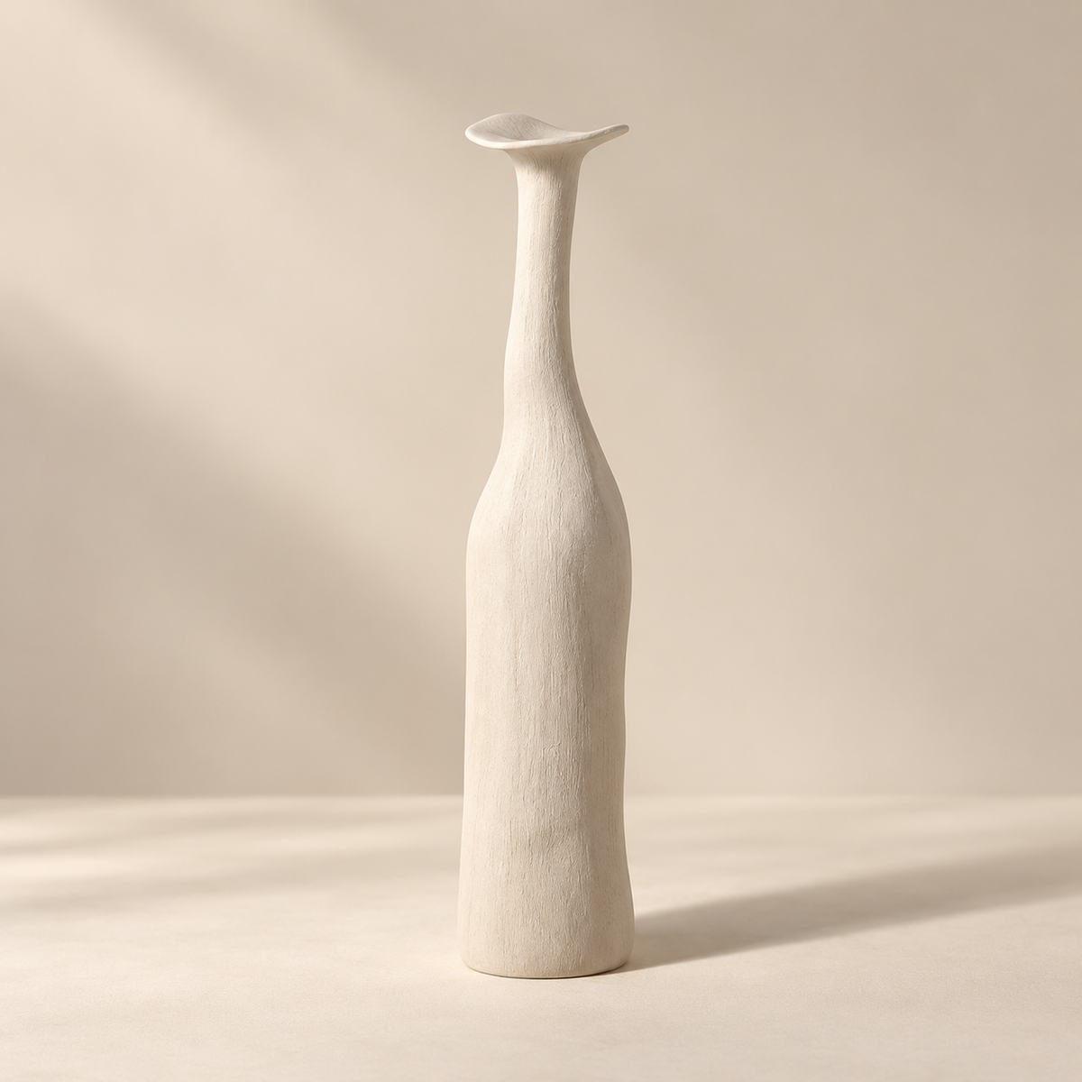 Jarrón Morandi B blanco de Fraguas Home sobre fondo neutro