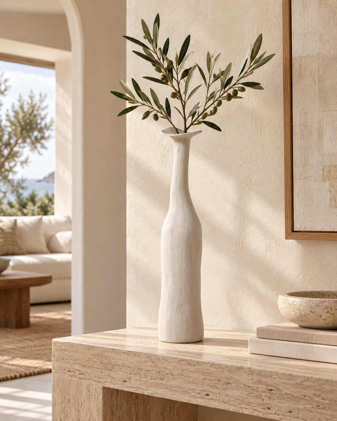 Jarrón Morandi B blanco con ramas de olivo en salón cálido